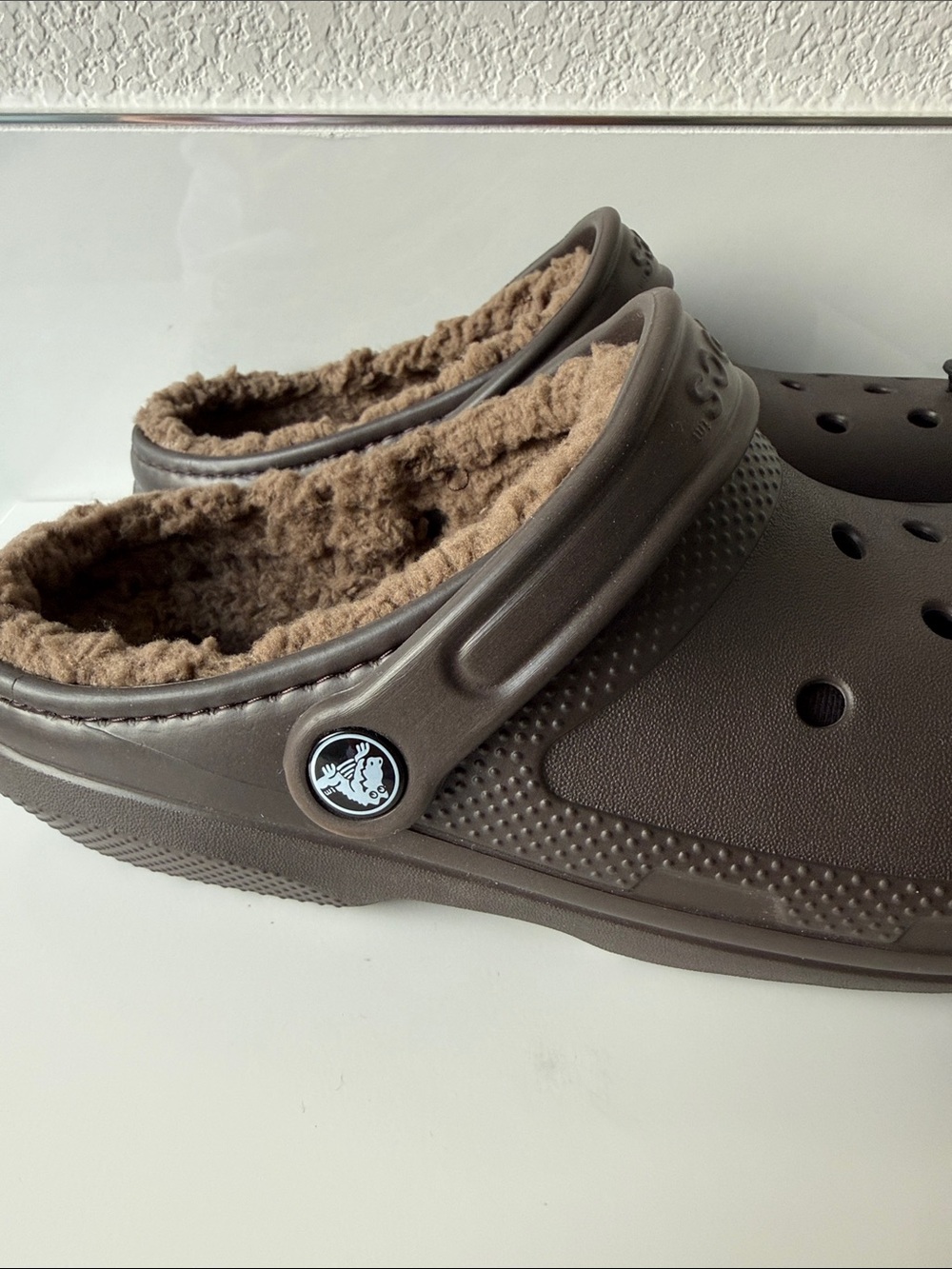 🐊 CROCS Fuzz-Lined CLASSIC LINED CLOG in ESPRESSO/WALNUT - Picture 5 of 7
